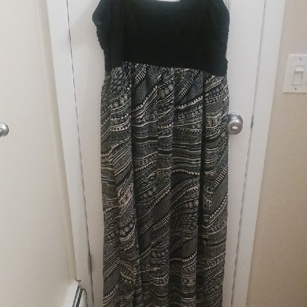 Elegant Black and Gray Patterned Maxi Dress - Picture 9 of 10